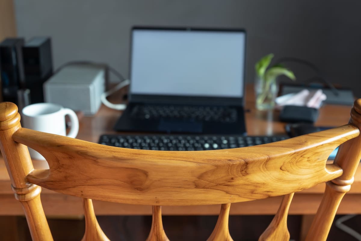 Si bien el trabajo en caso trajo incrementos en productividad en muchas empresas, traoj aparejados gastos para los teletrabajadores, como consumo de luz, internet, computadoras, y muebles. Algunas empresas globales comenzaron a aportar soluciones al debate pero en Argentina el debate recién empieza