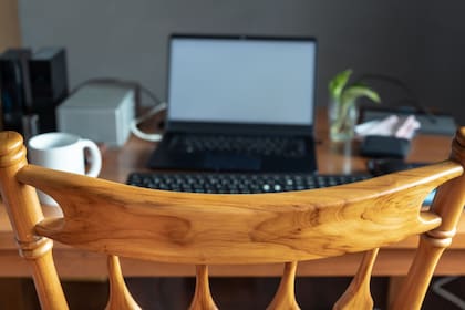 Si bien el trabajo en caso trajo incrementos en productividad en muchas empresas, traoj aparejados gastos para los teletrabajadores, como consumo de luz, internet, computadoras, y muebles. Algunas empresas globales comenzaron a aportar soluciones al debate pero en Argentina el debate recién empieza