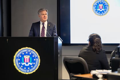 Si bien en su comunicado el FBI no señala responsables, estima que estos videos forman parte de una campaña de desinformación rusa; en la imagen, Christopher Wray, director del FBI