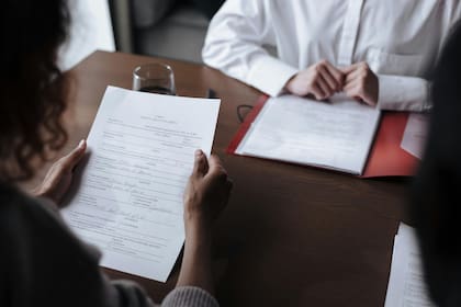 Si bien es evidente que llegar tarde puede transmitir una falta de respeto o desorganización, llegar demasiado temprano también puede ser contraproducente (Archivo)