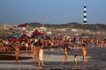 Si bien es importante cuidarse de los rayos UV durante todo el año, los expertos destacan la importancia de usar protector solar durante el verano