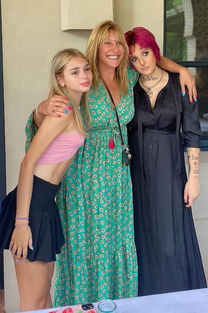 Si bien está instalada en Punta del Este desde principios de 2020, Amalia voló a Buenos Aires para organizarle a su hija un "gender reveal party" (una fiesta en la que se devela el sexo del bebé). Asistieron los amigos más cercanos de madre e hija.