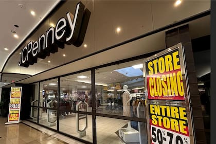 Si bien estaba programada para cerrar en mayo, la sucursal de JCPenney en el centro comercial Westfield Annapolis de Annapolis, Maryland, estará abierta al menos hasta el 31 de agosto (Jim Watson/AFP)