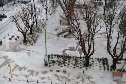 Si bien había una alerta amarilla emitida, la magnitud del temporal sorprendió a los vecinos de Saladillo, que amanecieron con la ciudad blanca.