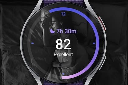 Si bien la capacidad y la sofisticación de los rastreadores de sueño varían, pueden registrar aspectos como la frecuencia cardíaca, el movimiento, la temperatura corporal y los niveles de oxígeno en sangre