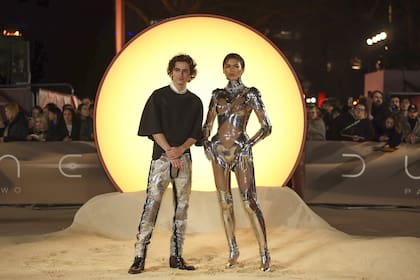 Si bien la mayoría de las miradas estuvieron puestas en Zendaya, Timothée Chalamet también se preparó para la ocasión y en su caso lo más llamativo de su look fue su pantalón