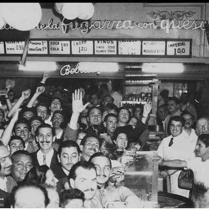 Si bien la original está en La Boca, muchos conocen "Banchero" por la pizzería de Av. Corrientes y Talcahuano que abrió en 1967. Por allí pasaron los artistas más renombrados del teatro porteño.