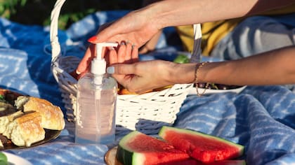 Si bien las salidas al aire libre son mejores, no hay que olvidar ni barbijos ni alcohol en gel