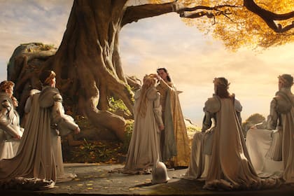 Si bien Los anillos del poder tiene su dosis de intriga política, como las diferencias entre Galadriel y el rey de los elfos, convencido de que el Mal ha sido extinguido del todo, buena parte del atractivo de la serie de Amazon se encuentra en su llamado a la aventura
