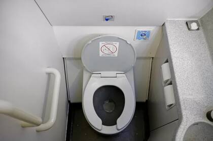 Si bien los baños son higienizados, sus puertas y pestillos muchas veces no tienen la misma suerte