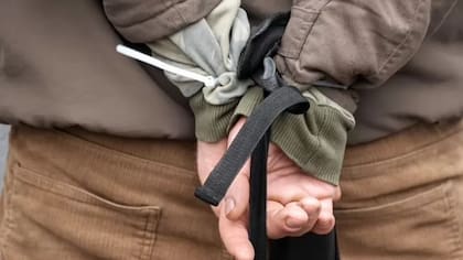 Si bien los tratados internacionales establecen una serie de normas para proteger a los prisioneros de guerra, la ONU denuncia torturas tanto a ucranianos como a rusos