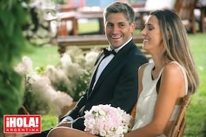 Si bien no habrá luna de miel, el 4 de enero la pareja, que en la foto está frente al altar. parte a Palm Beach, donde el novio empieza la temporada polera internacional.
