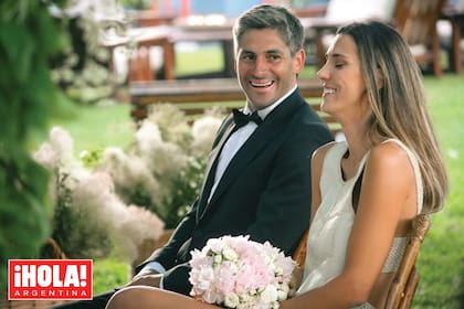 Si bien no habrá luna de miel, el 4 de enero la pareja, que en la foto está frente al altar. parte a Palm Beach, donde el novio empieza la temporada polera internacional.