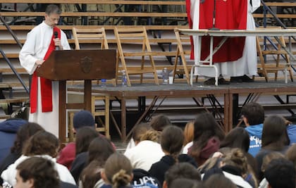 Si bien pueden estar al frente de diversas ceremonias religiosas, los diáconos permanentes no están habilitados a recibir confesiones, ungir a enfermos ni a dar misa