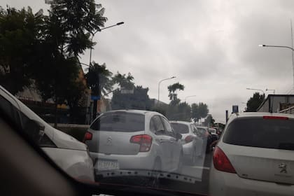 Si bien salió de su casa a las 6:45, el gran flujo de tránsito la mantuvo dentro de su auto sin poder avanzar hasta las 13, cuando decidió regresar a su hogar.