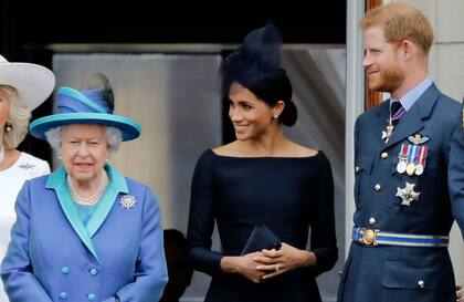 Meghan Markle, el príncipe Harry y la reina Isabel II