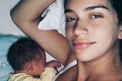 Si bien su marido, Jakob von Plessen, había compartido una imagen en sus Stories días atrás, la modelo y conductora fue quien presentó oficialmente a su pequeño Viggo con un dulce primer plano