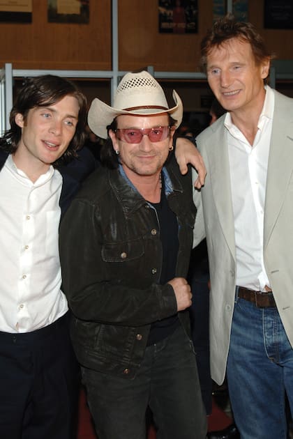 Si bien tiene pocos amigos del ambiente artístico, mantiene una estrecha relación con sus
compatriotas Bono y Liam Neeson.