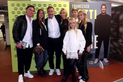 Si bien Totti dijo que sus hijos lo “crucificaron”, los tres estuvieron presentes en la presentación junto a Noemi Bocchi