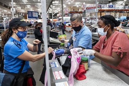 Si bien trabajan bajo el mismo techo, existen muchas diferencias entre los empleados de Costco y aquellos tercerizados