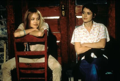 Angelina Jolie con Winona Ryder en Inocencia interrumpida