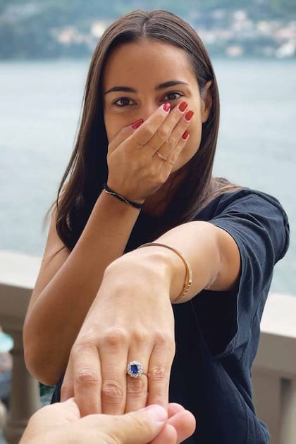 "Si con tutto il cuore", escribió junto a esta foto en su Instagram después de que su novio le propusiera casamiento.