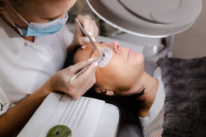 Si definitivamente optas por una extensión de pestañas, asegúrate de ir a un centro especializado y profesional que practique una higiene rigurosa.