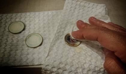 Si después de limpiar cuidadosamente una pieza continúa con aspecto sucio, simplemente se debe dejar de tocarla