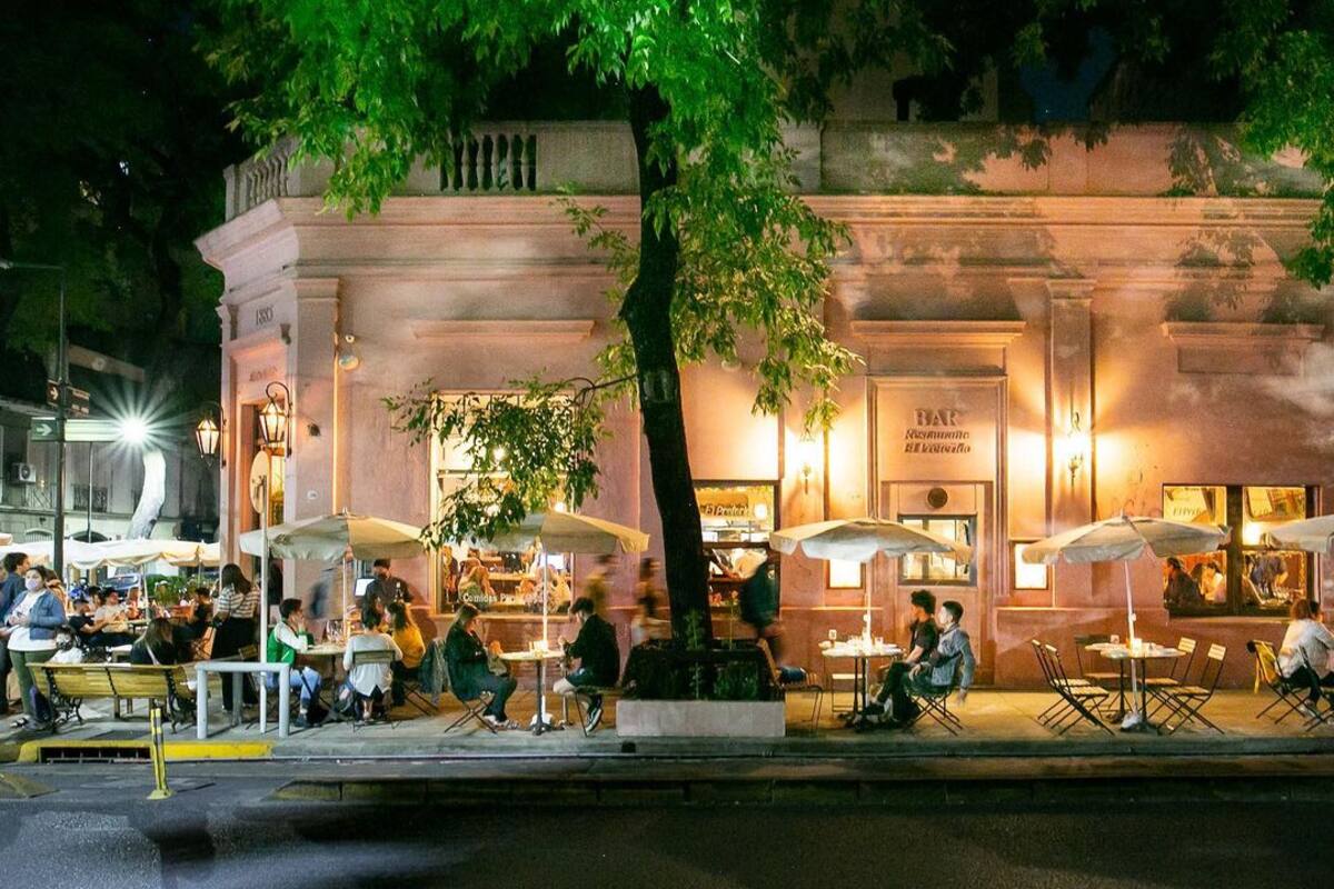 Si el calendario para reservar dice que no hay disponibilidad, la única opción es jugarse y probar pasar antes del primer turno, entre las 19 y las 20, o después de segundo, tipo 23. Esto claramente, será factible solo en días de semana