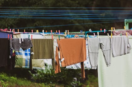 Si el día está soleado, se puede dejar la ropa colgada al aire libre
