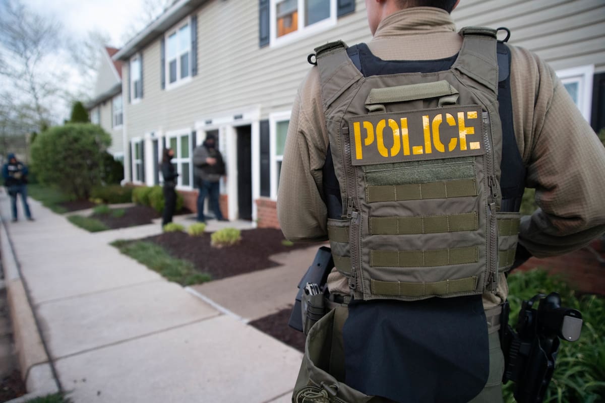 Si el ICE aparece en la casa de un migrante, debe tener a mano determinados documentos según su estatus