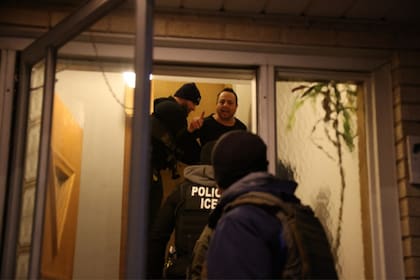Si el ICE rechaza la moción, la persona sigue sujeta a la orden de deportación