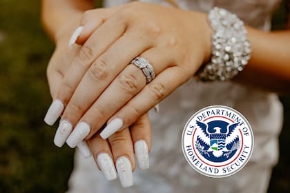 Si el inmigrante se casa con un ciudadano estadounidense y su entrada fue legal y de buena fé, puede solicitar la residencia desde dentro de EE. UU. mediante los formularios I-130 e I-485