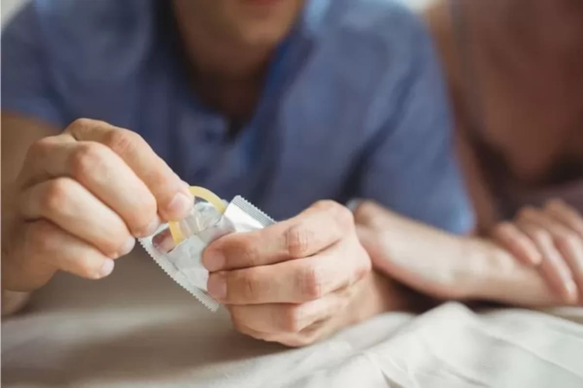 Si el preservativo se emplea correctamente cada vez que se tiene una relación sexual, el riesgo de embarazo es de 3 por cada 100 veces aproximadamente