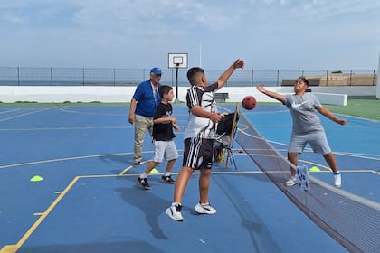 Si en una misma acción participan tres jugadores diferentes golpeando la pelota con distintas partes del cuerpo, el equipo gana tres puntos