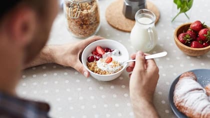 Si es mejor cepillarte los dientes antes o después del desayuno depende de lo que comes y cuánto puedes esperar antes de cepillarte