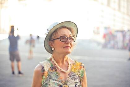 Si es necesario salir, lo mejor es hacerlo con compañía. Se sugiere hacer descansos periódicos bajo la sombra