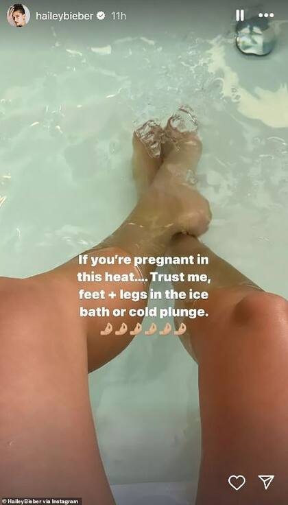 “Si estás embarazada con este calor… Créeme, pies y piernas en el baño de hielo o en una zambullida fría”, escribió junto a una foto en sus historias de IG