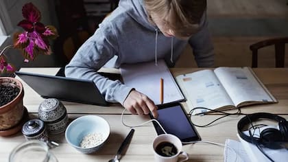"Si estás estudiando la inflación, compara el precio del café de hoy con el de hace un año. Al conectar la definición con algo que te afecta crearás un ancla del que tirar cuando tengas que recuperar ese recuerdo"