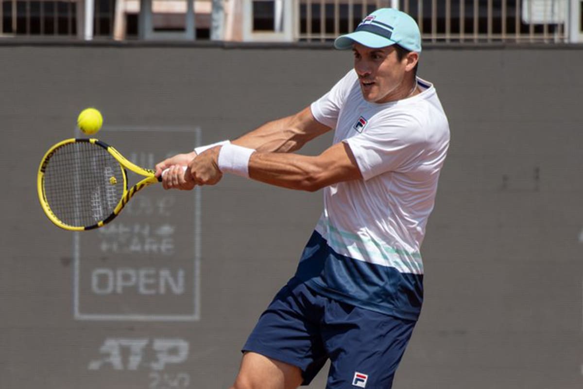 "¡Sí, Facundo!", se congratuló Bagnis con un grito una vez conseguida su valiosa victoria sobre Laslo Djere en tres sets en Santiago, Chile, donde ya había batido a otros dos rivales mejor situados que él en el ranking.