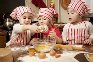 Si hay algo que les gusta en la cocina a los pequeños chefs es quebrar los huevos y ver la magia.