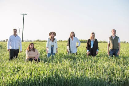 "Si hay alguna inversión, ya sea la compra de un campo vecino o un departamento, se consulta, se explica y se decide. Mis hijos participan de lo bueno y de lo malo", cuenta la empresaria. En la foto, la familia en pleno en el trigal que luchan por salvar de la sequía.