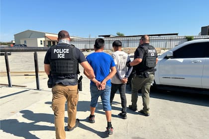 Si ICE emite una orden de detención, el inmigrante deberá comparecer ante un juez estatal y podrá ser retenido hasta 48 horas adicionales después de su liberación programada