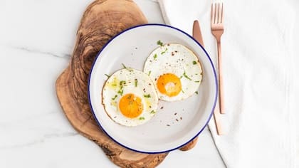 Si ingerís huevos crudos o poco cocidos, podés enfermarte