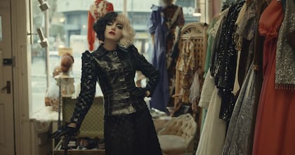 Si la Cruella de vil de 1996 vestía tapados y abrigos de pieles de animales, la de 2021 marca el cambio