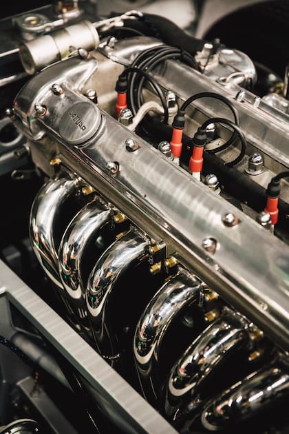 Si la luz del motor se enciende, lo mejor es frenar el auto y controlar cada uno de los aspectos que podrían afectarlo