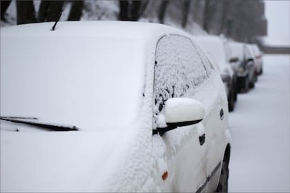 Si la nieve cubre completamente el vehículo, los conductores podrían enfrentar sanciones en Nueva York