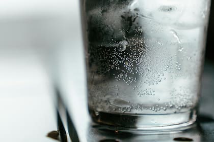 Si las burbujas presentes en el agua no cambian el color del líquido ni le producen mal olor, el agua puede ser consumida con normalidad (imagen ilustrativa)