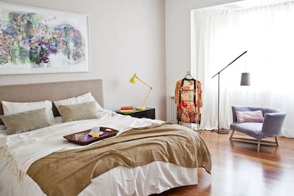 Si las dimensiones del espacio te lo permiten, sumá un lindo sillón y una lámpara de pie para generar un rincón de lectura en el ambiente más personal de la casa