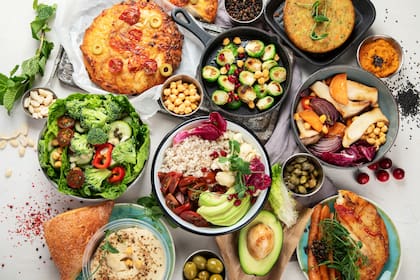 “Si le quieres ayudar a tu intestino y a tu hígado, lo que tienes que hacer es mucho más sencillo: hidrátate muy bien, consume una gran variedad de plantas, frutas, verduras, nueces, semillas, leguminosas y granos enteros”.